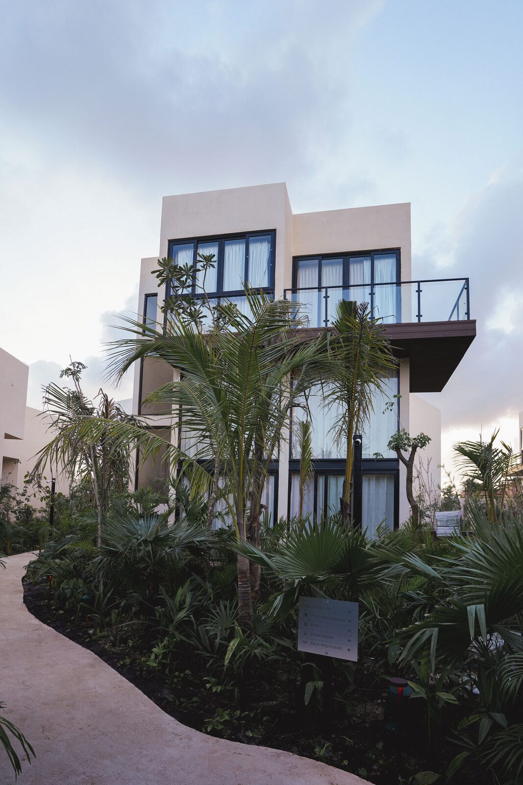Trobbu villa exterior