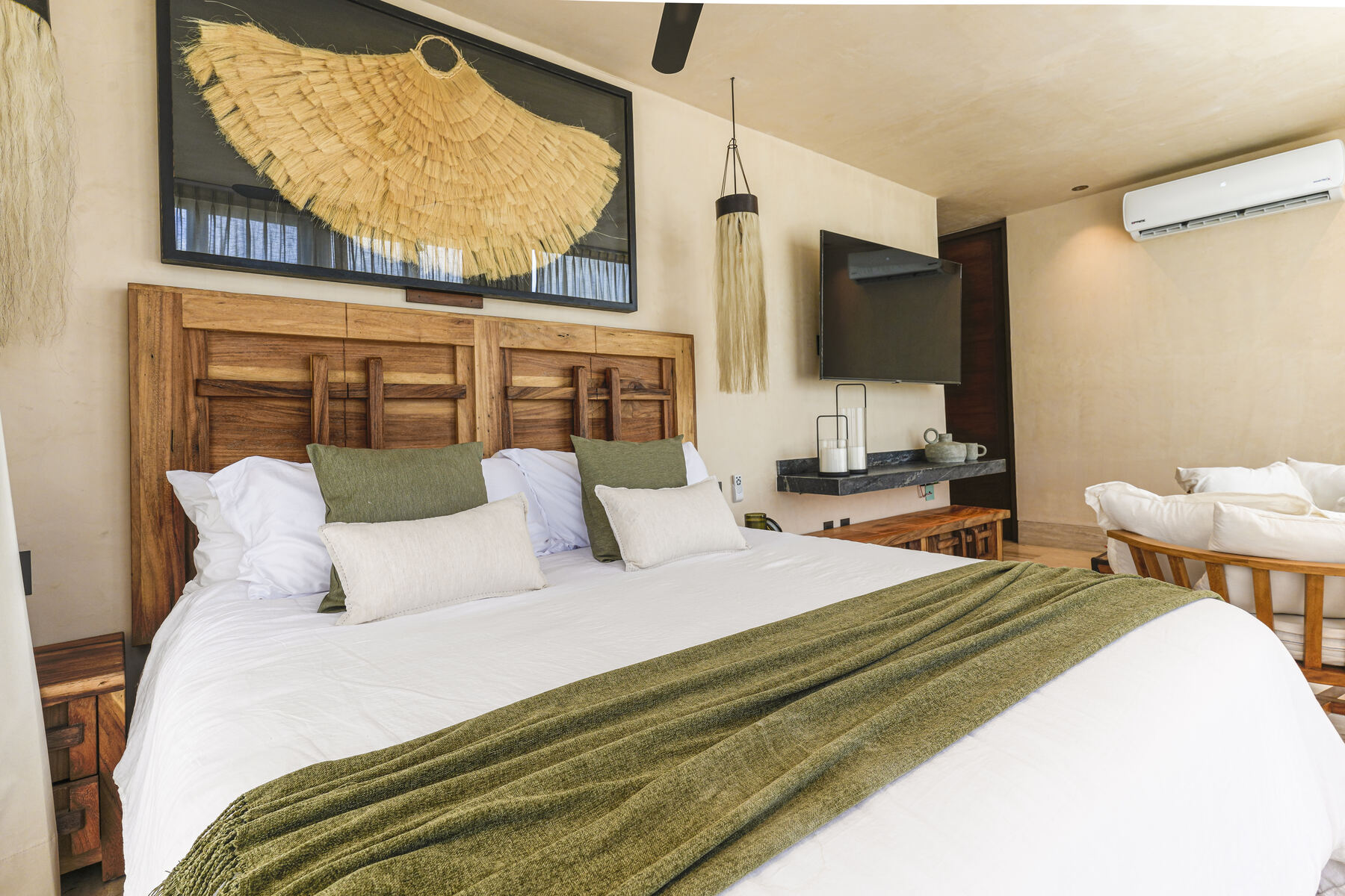 Trobbu master bedroom — king size